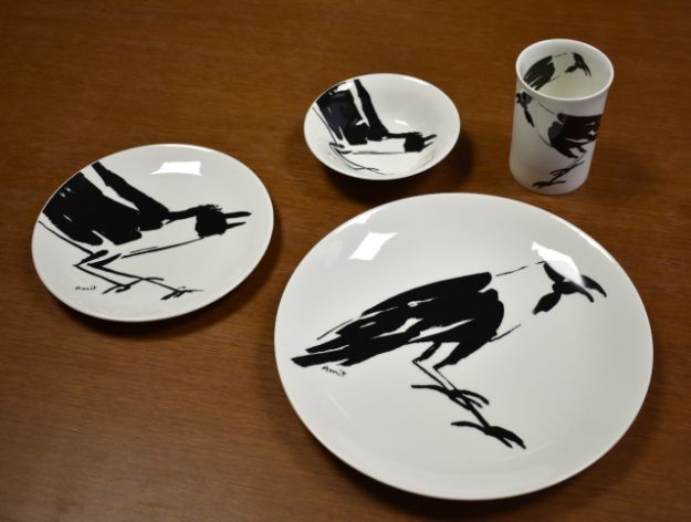 Picture of Dinnerware Set of 16 - Crow